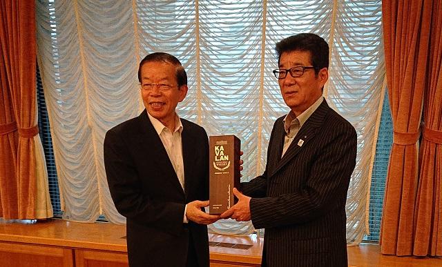 (左:謝大使；右:松井市長)