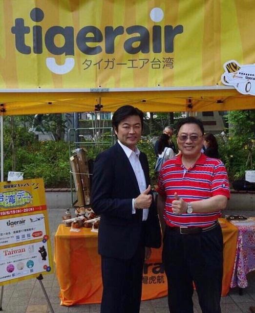 李世丙處長(左)與台灣虎航張鴻鐘董事長(右)合照