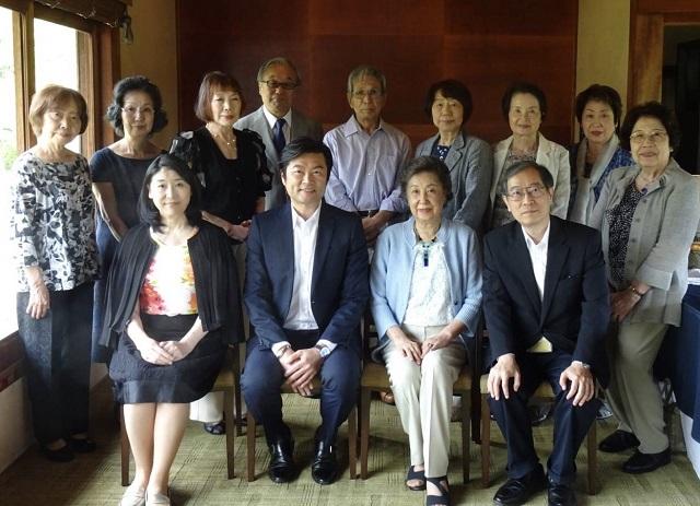 李處長(前排左二)與名譽幹事弘世ふく子(前排右二) 及代表幹事弟子丸直子(前排左一) 等人合影