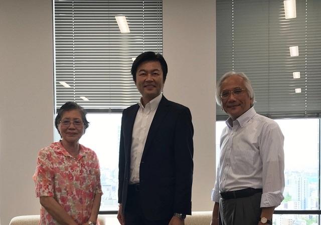 本處李處長（中）與中山明慧副會長（左）及劉宏成幹事長（右）合影