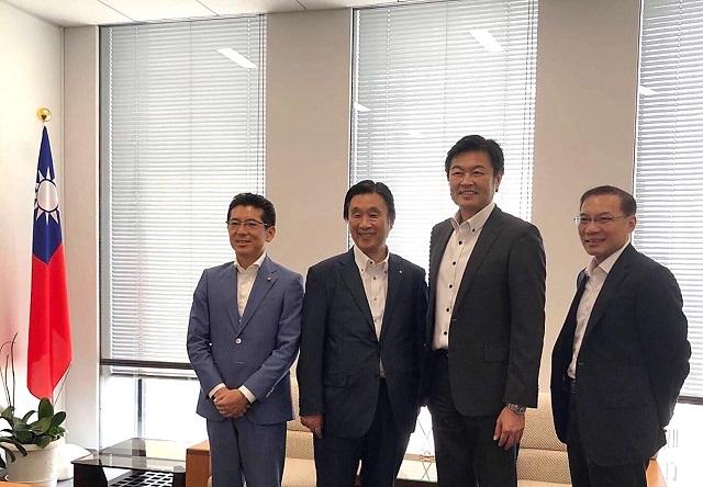 本處李處長（中）、張永賢副處長（右）與安達議長（左二）及村野副議長（左一）合影