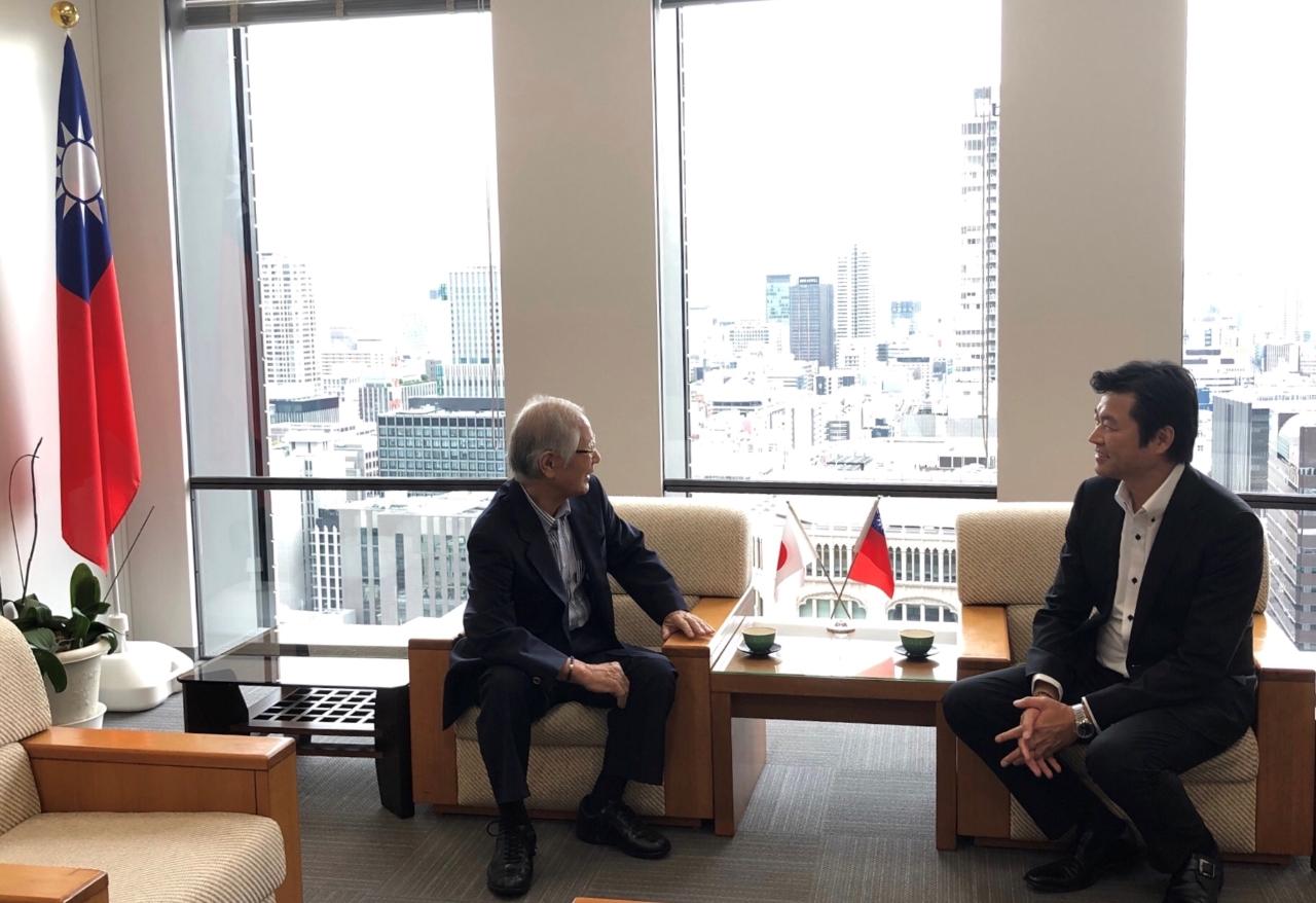 駐大阪辦事處李世丙處長(右)與日本國立神戶大學特別研究員貝辻正利博士座談