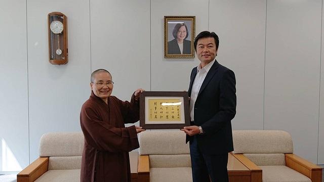 李處長(右)與釋見瑄(左)住職合影