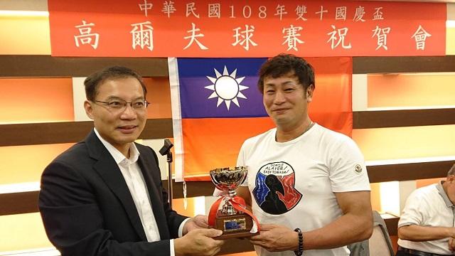 張永賢副處長(左)頒贈國慶盃高爾夫球賽優勝獎盃
