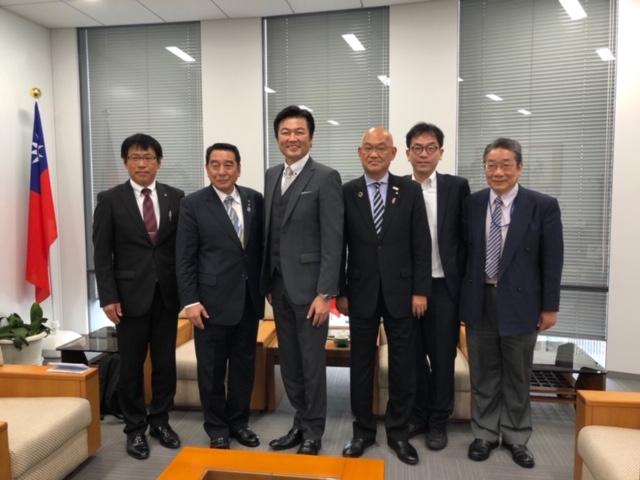 李處長（左三）、羅簡任秘書（右一）與箕野町長（左二）、湊議員（右三）、望月所長（右二）等人合影