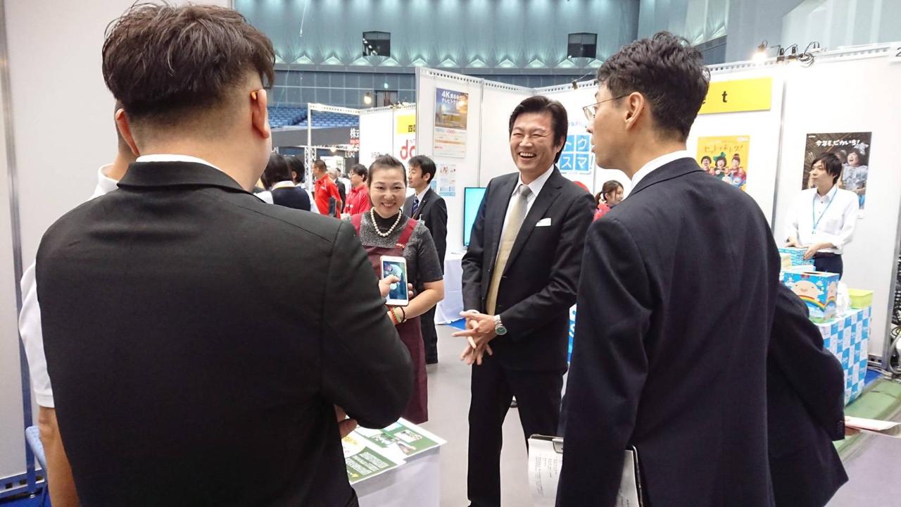 李處長逐一向參展廠商致意