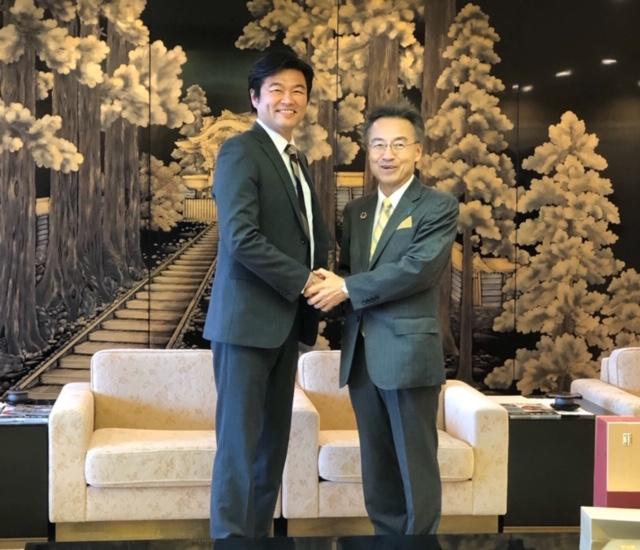 李處長（左）與杉本知事（右）合影