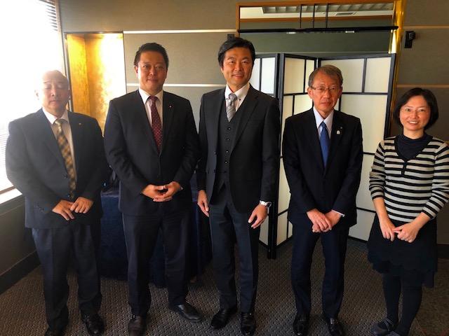 李處長（中）與木畑議員（左二）、宮前局長（右二）等人合影
