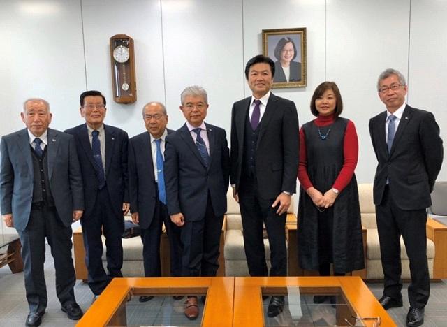 本處李處長（右三）與川村會長（中）、伊藤章副會長（左一）、伊藤文夫副會長（左二）、松岡正剛理事（右一）等人合影