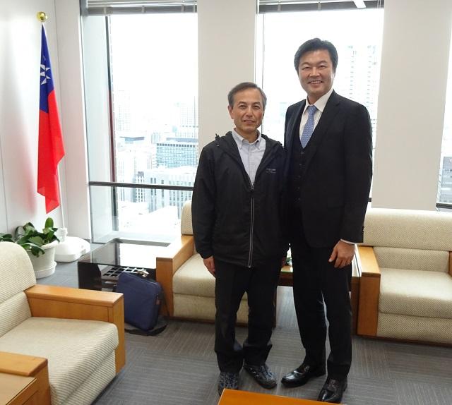 李世丙處長(右)與天理教荻川分教會山﨑俊介教會長(左)合影