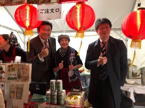 李處長（左）、蔡秘書（右）在台南美食攤位