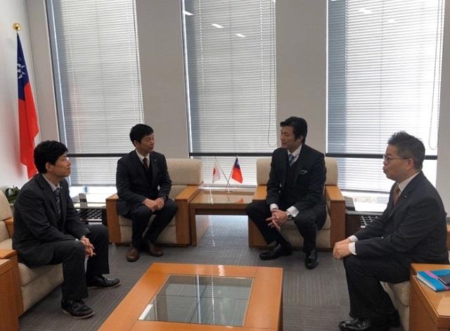 李處長（右二）、林組長（右一）與田中所長（左二）等人座談