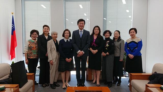 李世丙處長(中)、葉山裕子會長(左4)及大阪中華總會婦女會幹部新年拜會合影