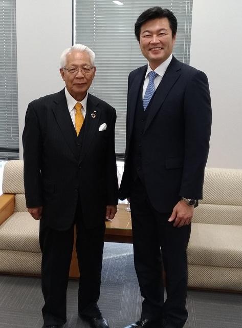 李處長(右)與大阪府議會日華親善議員連盟永野孝男前會長(左)合影