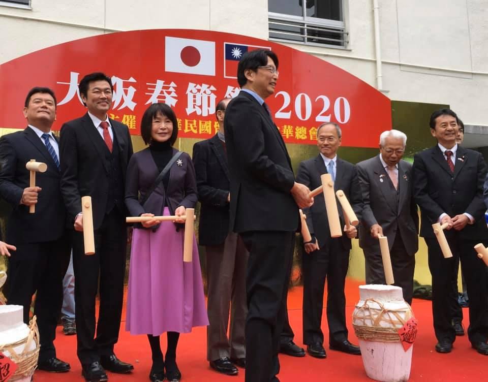 吳委員長（右三）、張副代表（中）、李處長（左二）、林會長（左三）、森山眾議員（左一）等進行開幕儀式