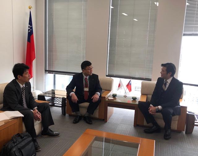 李處長（右）與武本新任所長（中）及川原副所長（左）合影