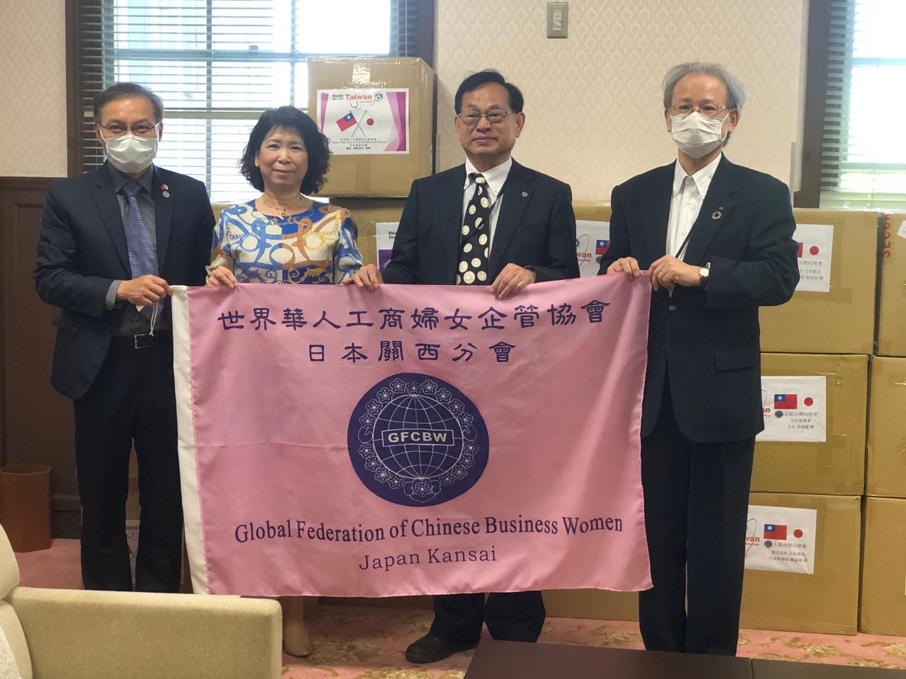 洪麗華會長(左2)代表世華日本關西分會捐贈醫療用防護衣予大阪府，松本利明蕙長(右2)代表受贈，張永賢副處長(左1)見證