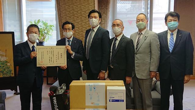 魏禧之會長（左一）、西脇隆俊知事（左二）、李世丙處長（左三）、秋田公司會長（右三）、能勢昌博副會長（右二）、青木義照議員（右三）