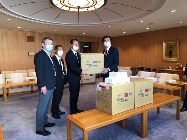 李處長（右一）與長岡議長（左三）、和田議員（左二）及黑川議員（左一）合影