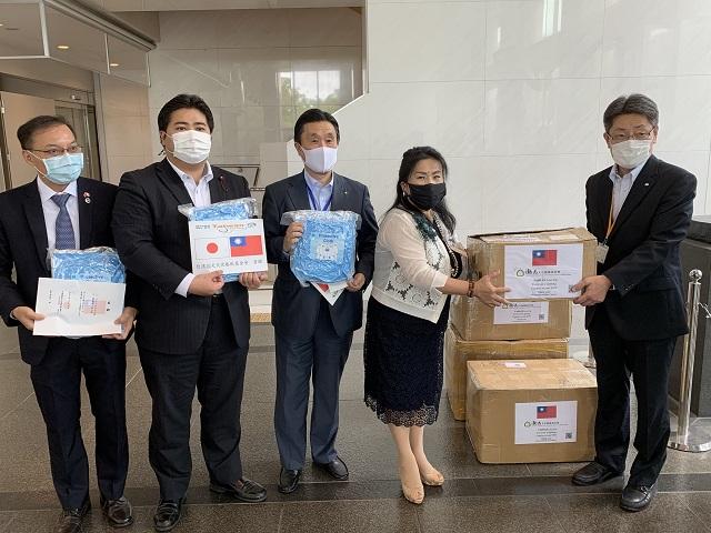 川野榮子女士(右二)與張副處長(左一)、安達會長(中)、上畠議員(左二)等人合影