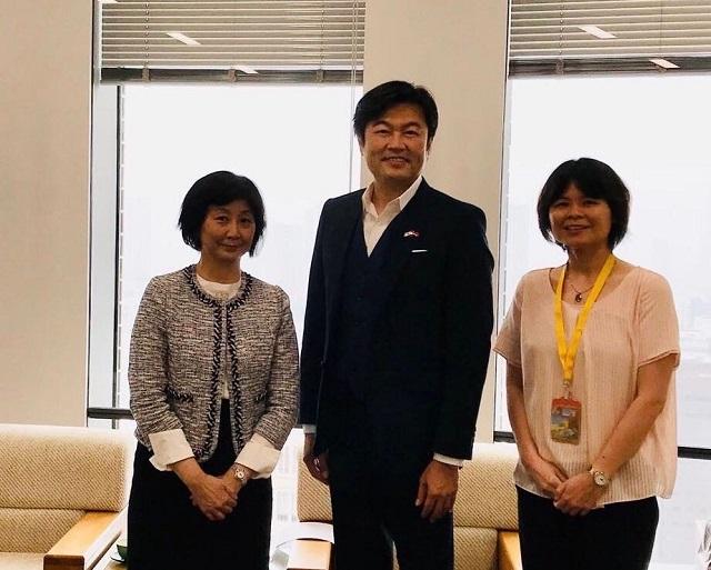 （由左至右）森田里江子校長、李世丙處長、林育柔秘書