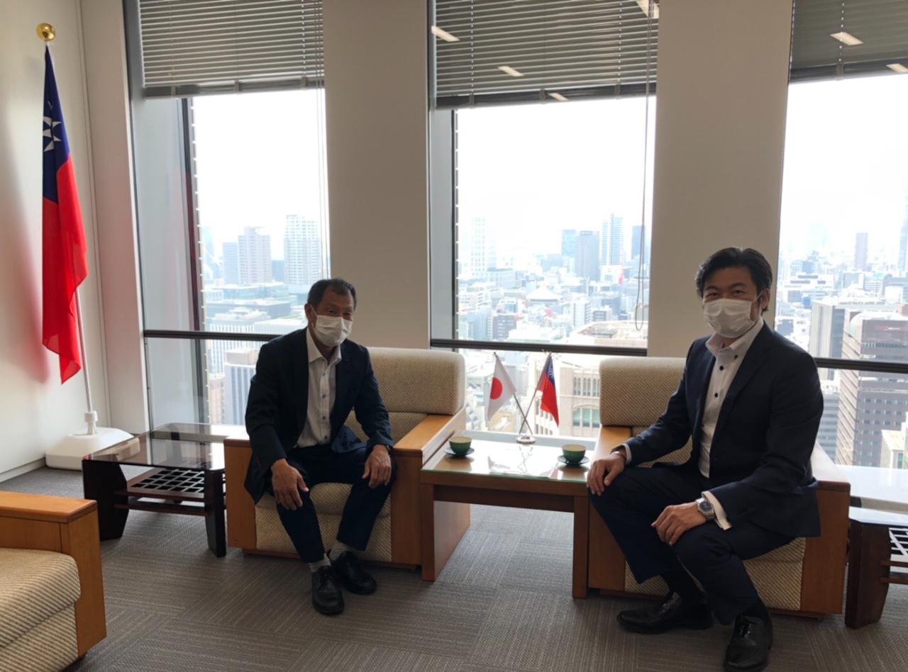 李處長（右）與和田議員（左）合影