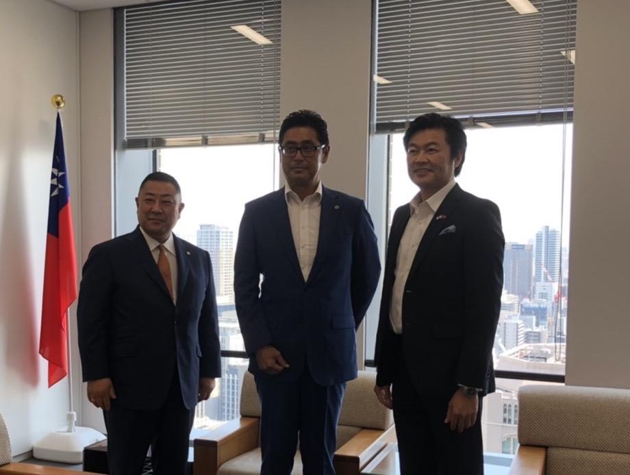 李處長（右）與土井議長（中）及 鹿田副議長（左）合影