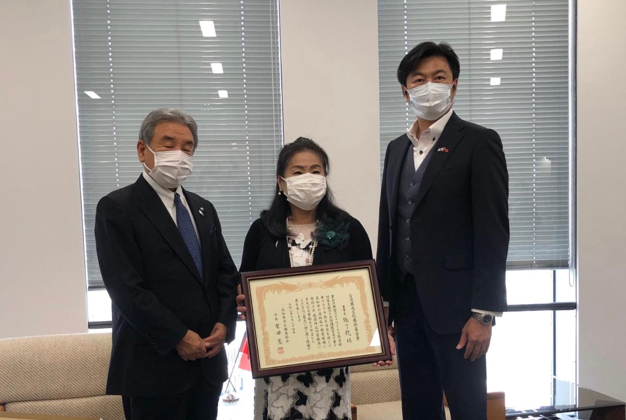 李處長(右)與有田會長(左)及川野女士(中)合影