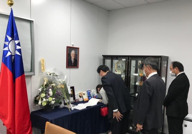 東參議員來處弔唁