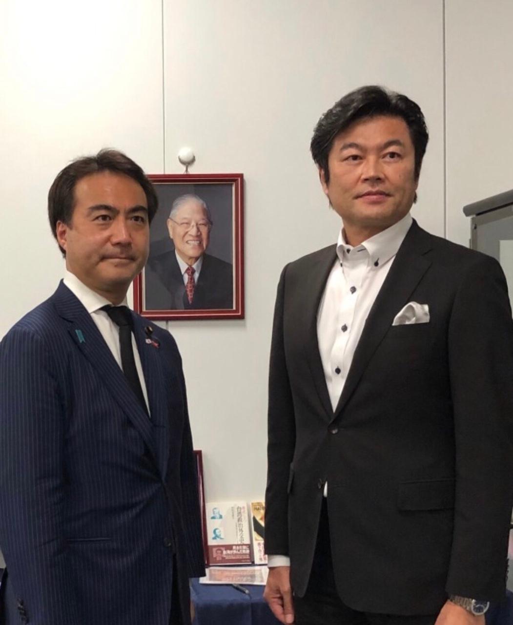 李處長（右）與大隈眾議員（左）