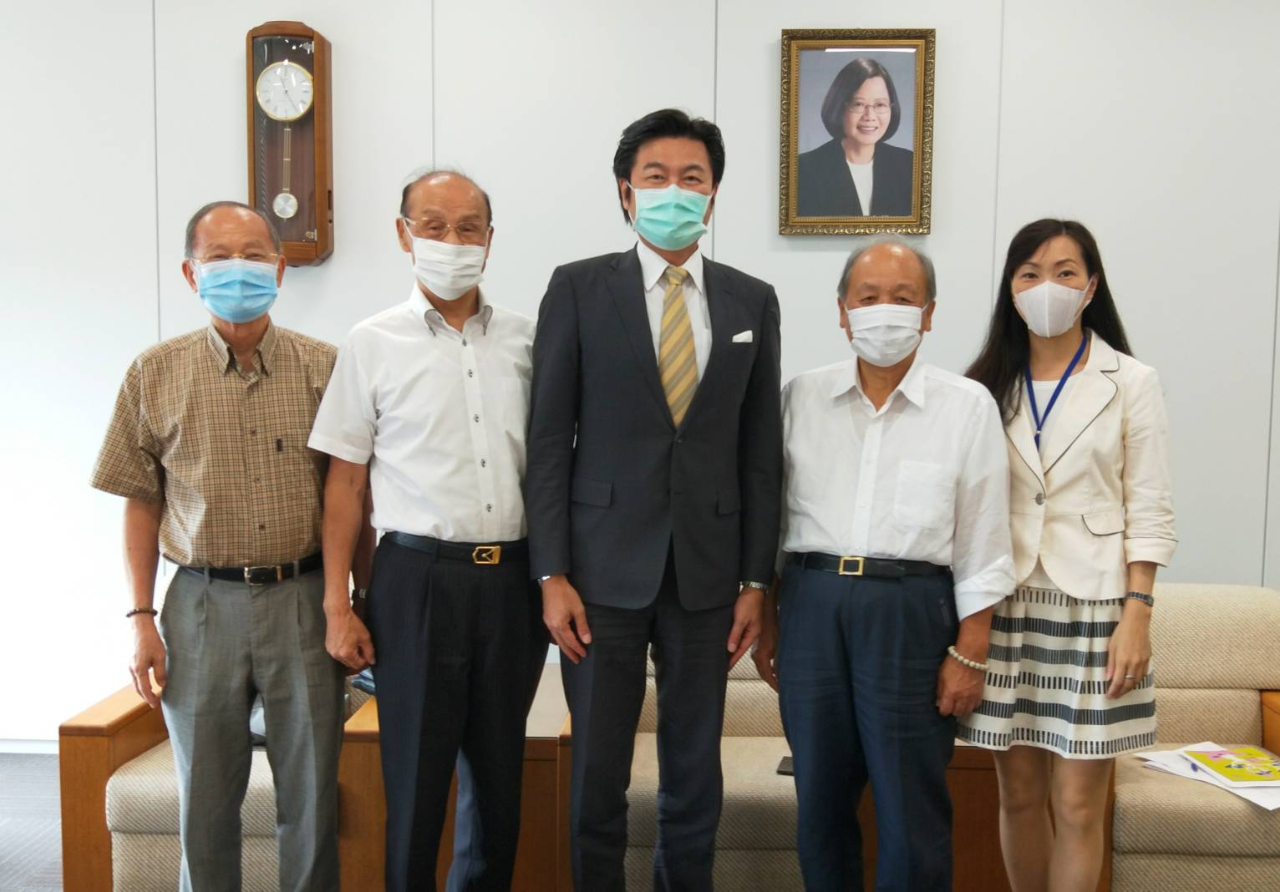 （右至左）蔡伸雄副理事長、連茂雄理事長、李世丙處長、洪里勝信會長、楊慧萍秘書