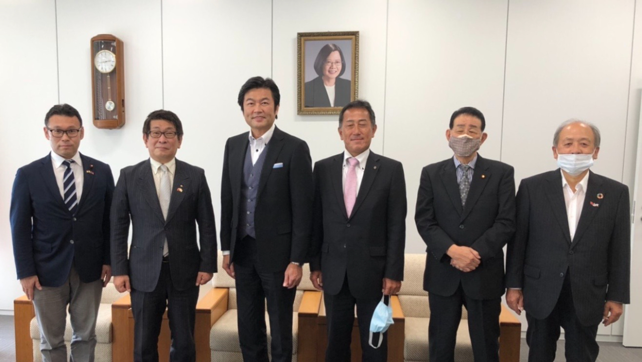 （左至右）岩本事務局長、藤田會長、李處長、高辻會長、安達會長、洪會長