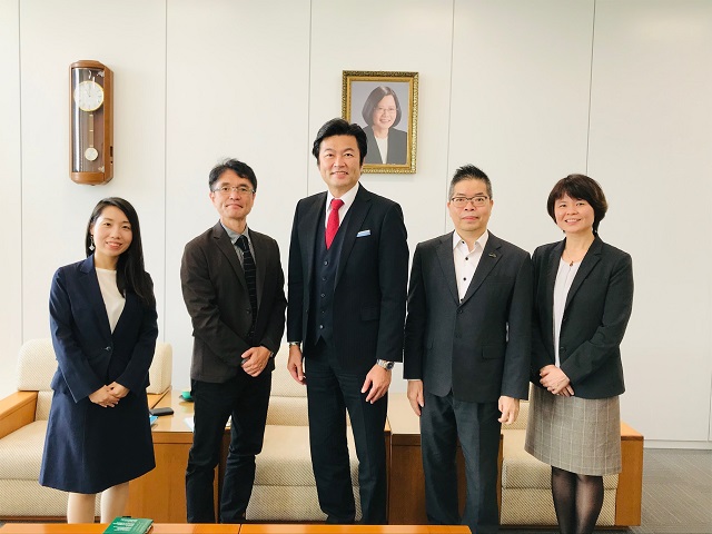 (由左至右)京都先端科學大學齋藤美佳小姐、武田淨部長、駐大阪辦事處李世丙處長、林明秋經濟組長、林育柔教育秘書