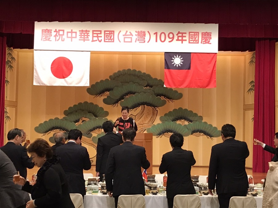 四國華僑總會上島彩會長引領乾杯