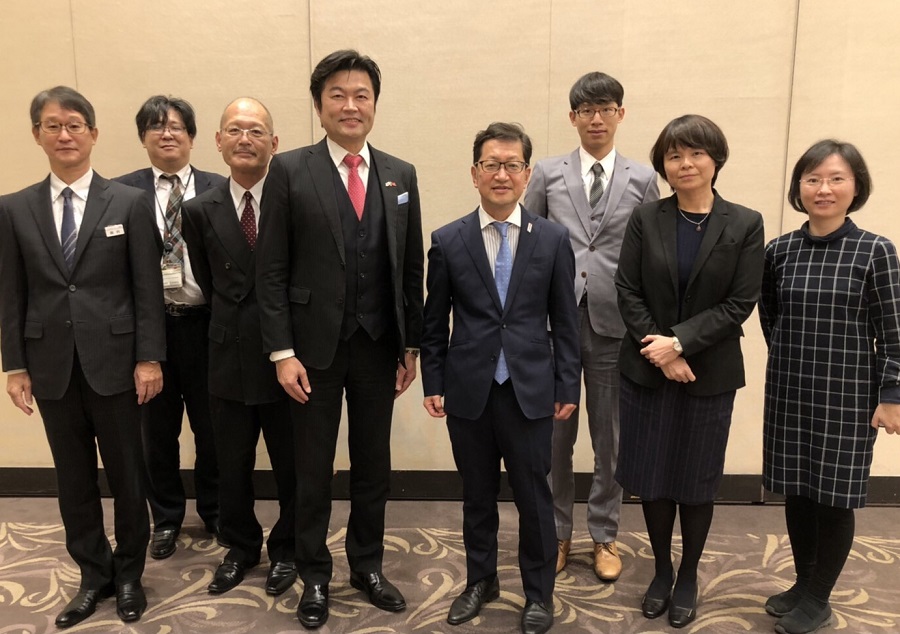 20201210李處長(左四)等與濵田知事(右四)、濵渦所長(左三)、岡村部長(左一)、江口課長(左二)合影