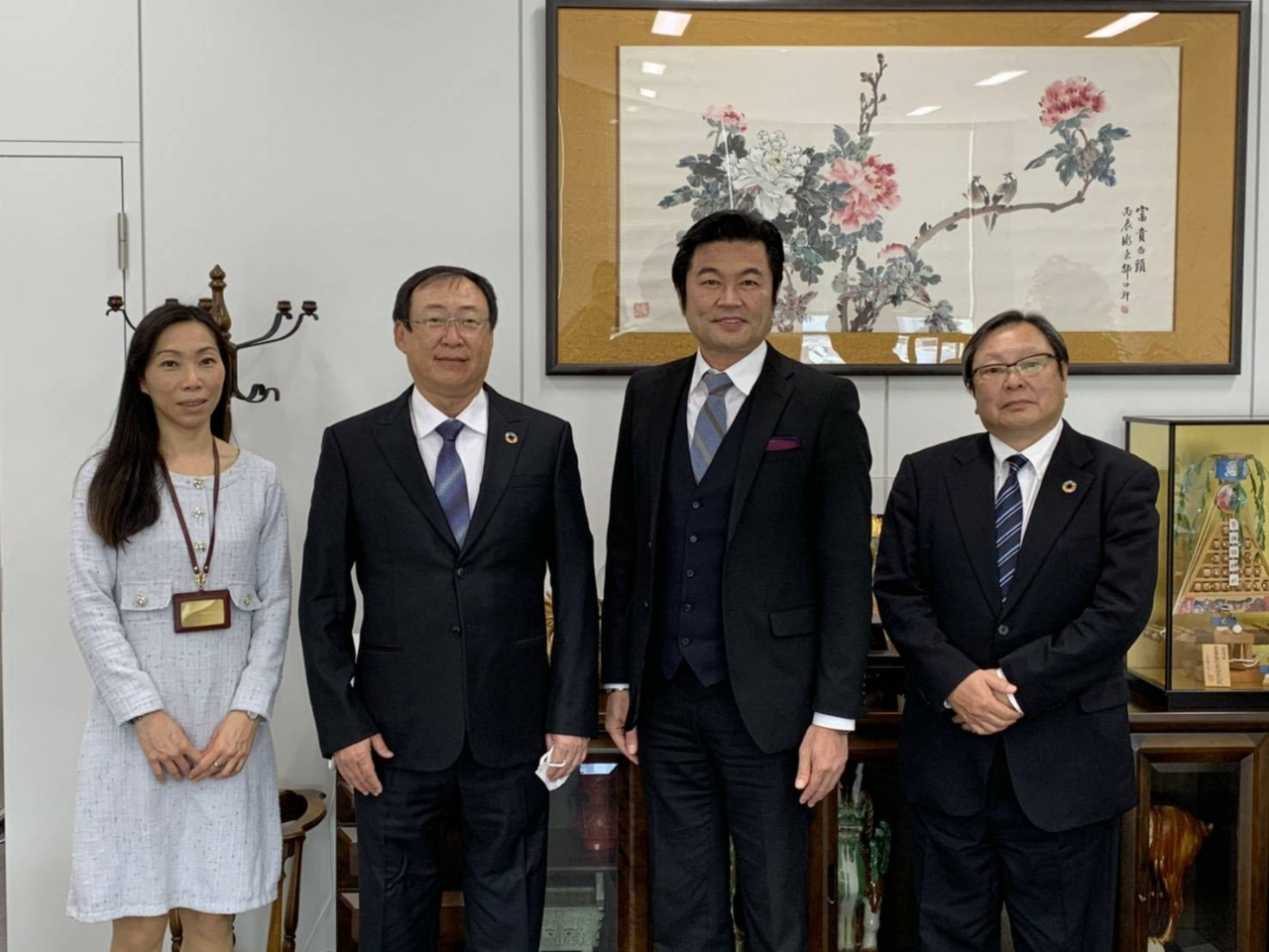 由右至左：張照治事務局長、李世丙處長、王厚龍會長及楊慧萍秘書