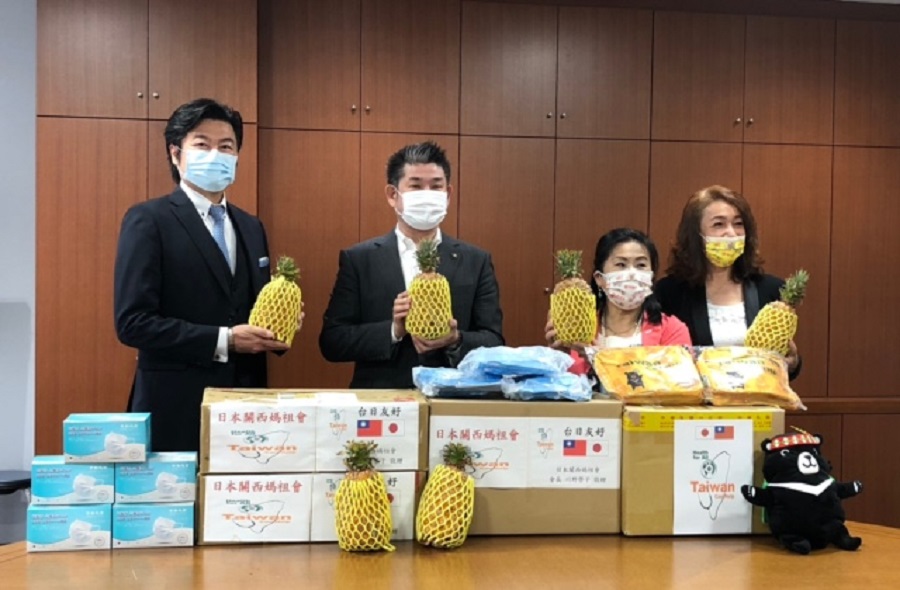 由左至右：李世丙處長、仲川げん市長、川野榮子會長、林淑芬副會長圖說2：李世丙處長轉贈口罩及僑委會防疫包予仲川げん市長