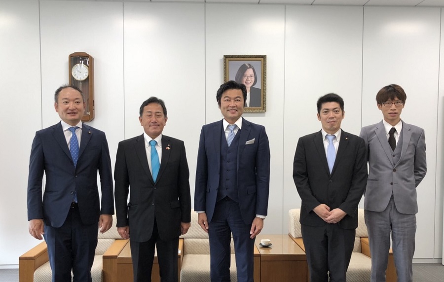(左至右)稻垣清也議員、高辻伸行會長、李世丙處長、上田朋和議員、吳承翰秘書