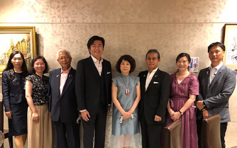 (左至右)楊慧萍秘書、李碧娟秘書、永野孝男前會長，李世丙處長、洪麗華會長、遠藤富士雄會長、鄭雅馨秘書長、井上直樹前議長