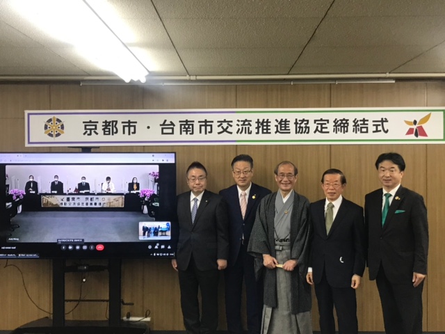 （左至右）、吉田副議長、田中議長、門川市長、謝代表、寺田議員