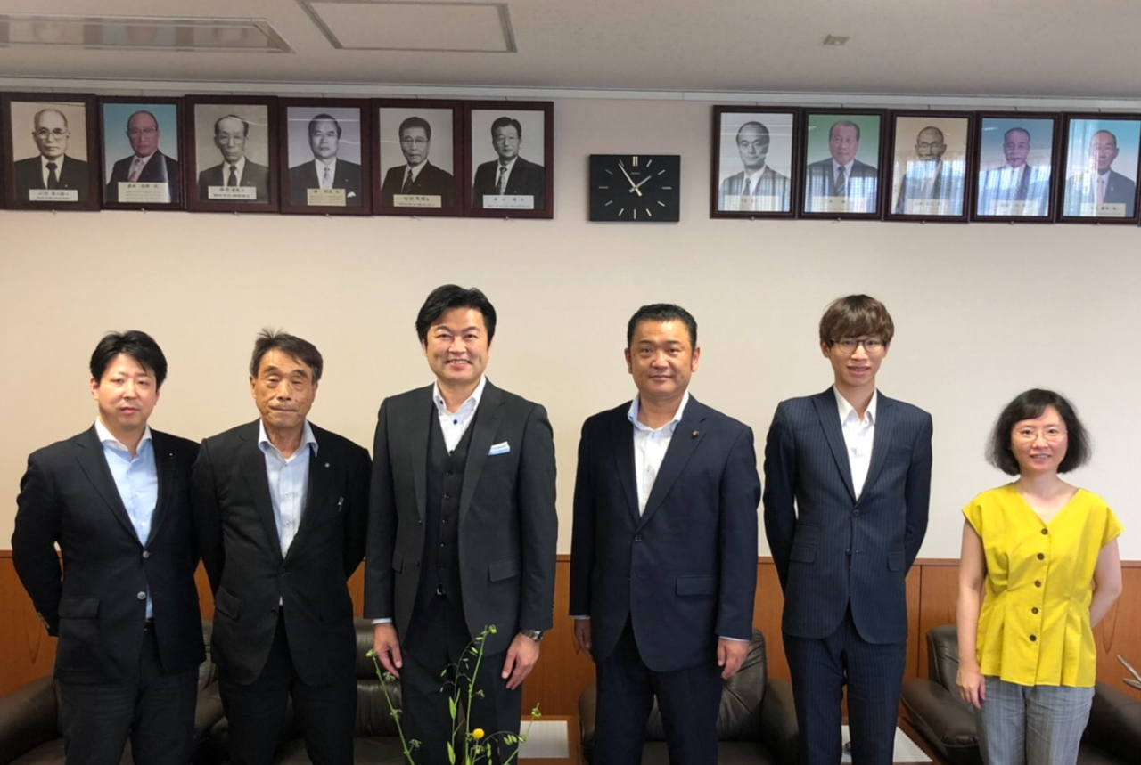 （左至右）加藤議員、橫家町長、李處長、澤野議長、吳秘書、李秘書