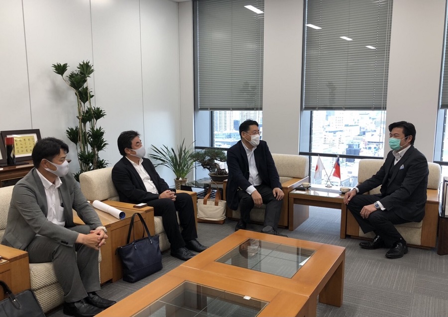 (左至右）古谷部長、船曳支社長、倉田專務取締役、李處長