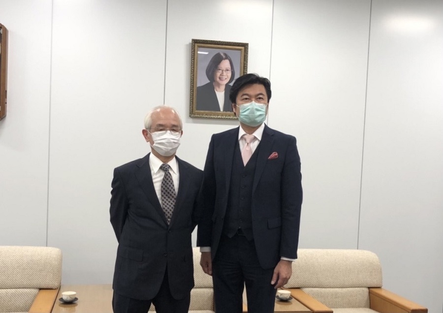 前川信雄師範(左)、李世丙處長(右)