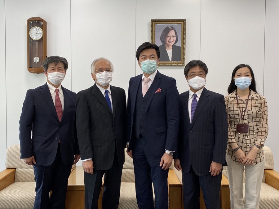 由左至右：彭副會長、劉會長、李處長、鄒副會長、楊秘書