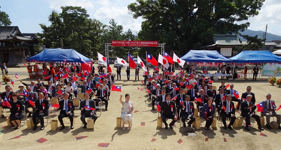 李世丙處長(右6)與出席者合影歡慶國慶