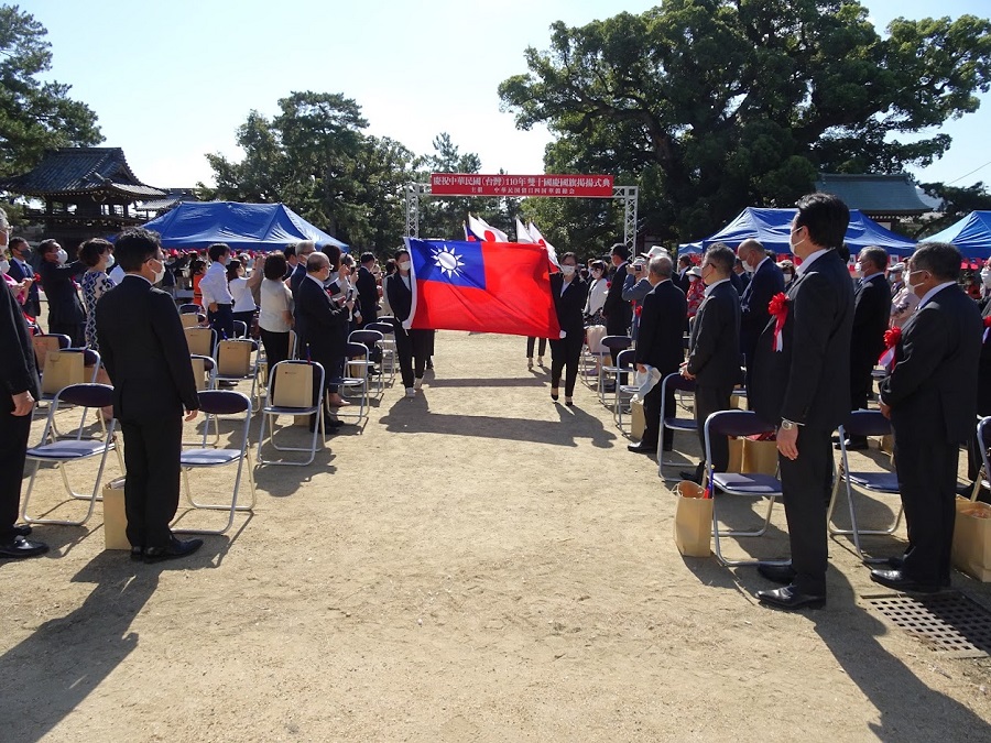 兩國國旗緩緩入場