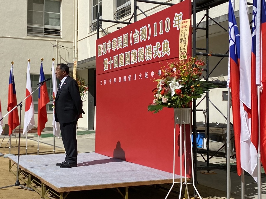 郭重信會長主持升旗典禮