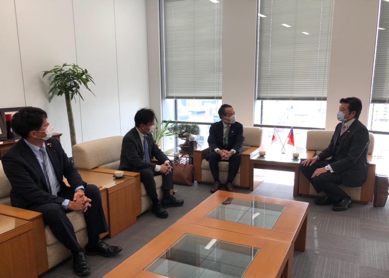 (左至右)福井幹事長、青山副會長、田原會長、李處長