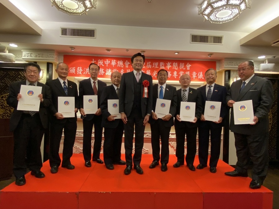 李處長頒發賀狀及感謝狀予總會新滿任會長及副會長