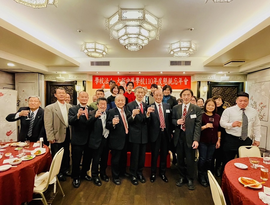 向明德處長(左6)與大阪中華學校理監事及教職員合影